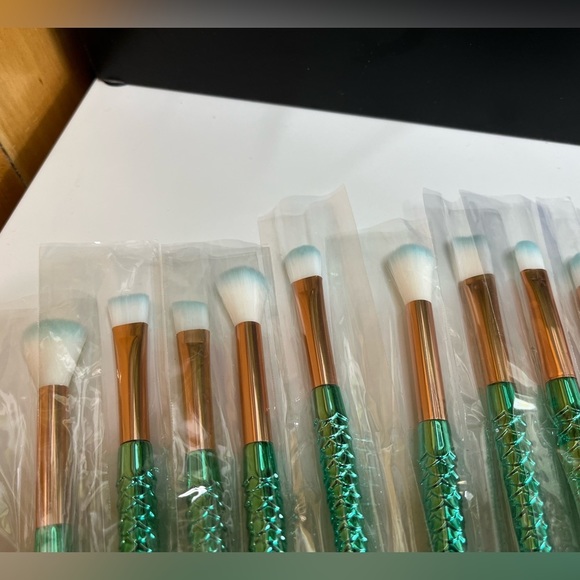 💥🧜♀️NEW💥MAKEUP Brush set 11 pieces Mermaid iridescent green purple eyes… - Picture 10 of 16